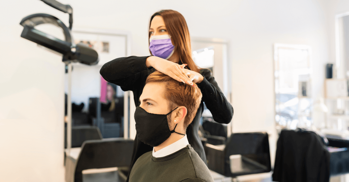 Nuovo obbligo mascherina: è ancora necessaria dal parrucchiere e nei centri estetici?